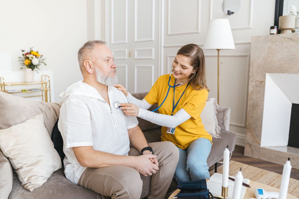Aide à domicile auprès d'un senior