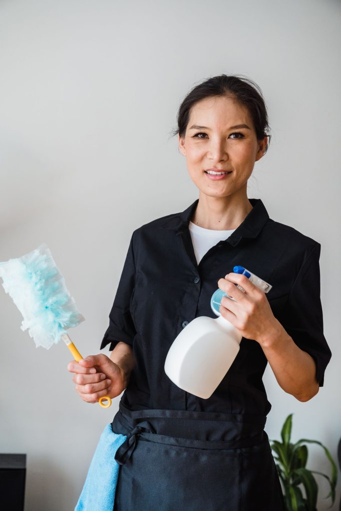 Intervenante ménage avec ses produits