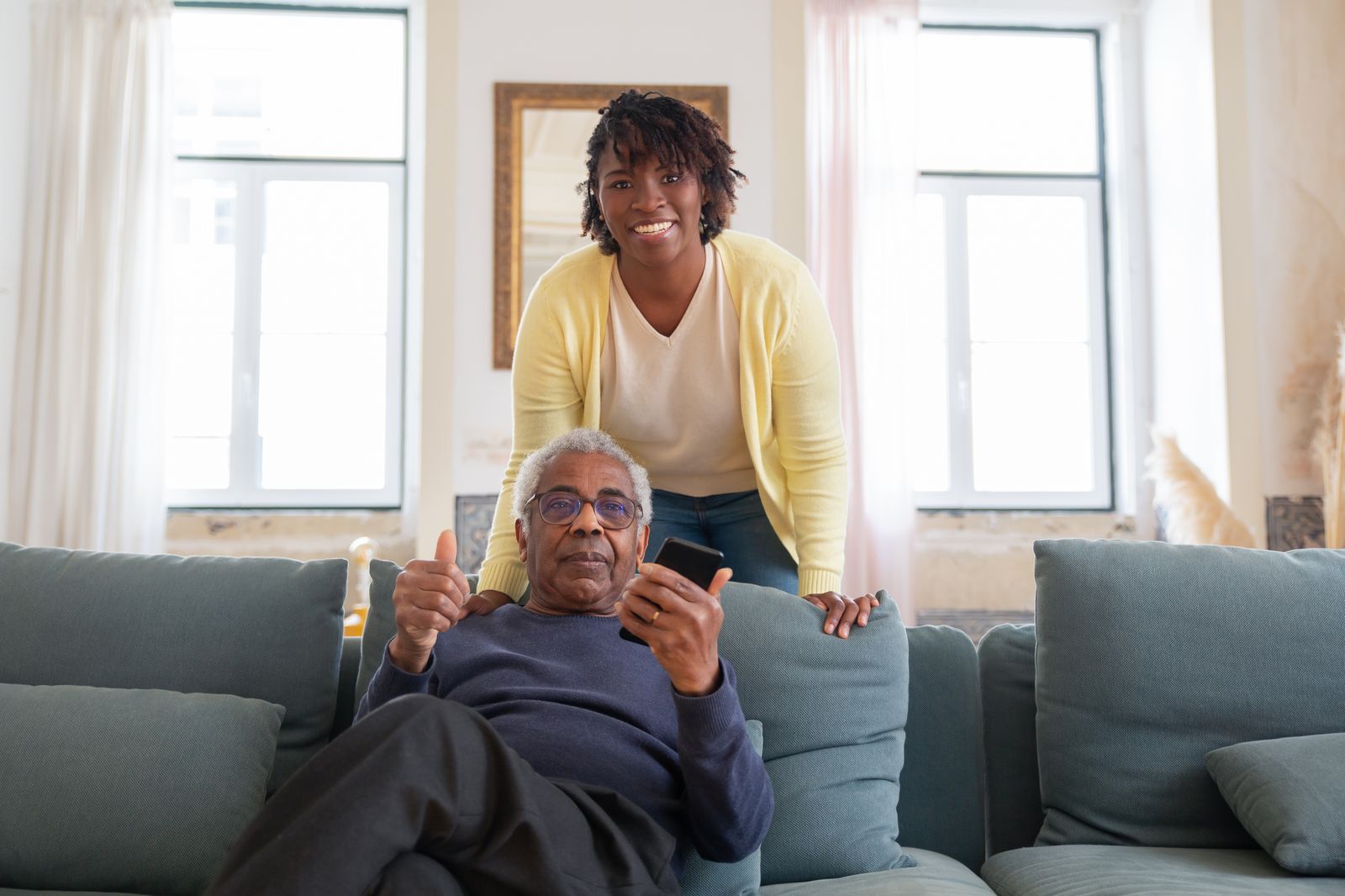 Auxiliaire de vie avec un senior à domicile